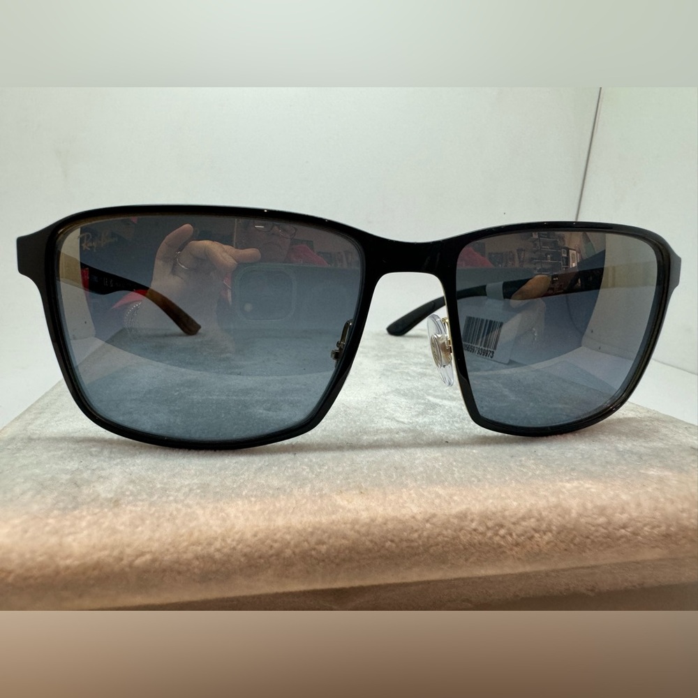 Ray - Ban
RB3721CH 187/J0 59/17

BLK SHN
GLD PG